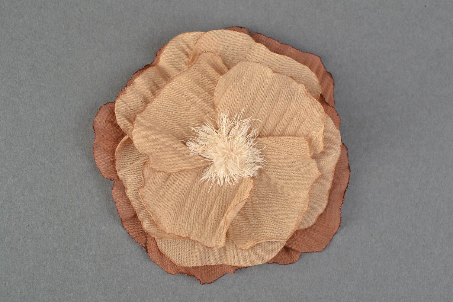 Broche fleur en mousseline de soie Malva beige originale faite main pour femme photo 1