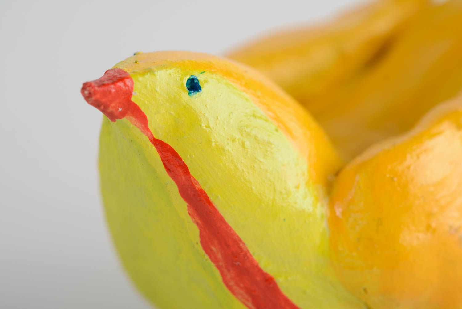 Petite figurine oiseau jaune en argile peinte de couleurs acryliques faite main photo 2