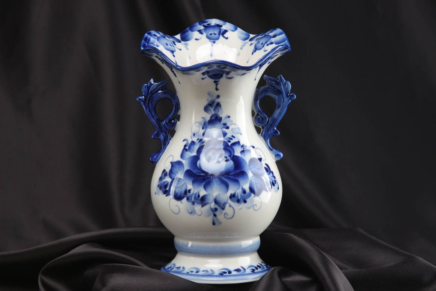 Petit vase en céramique blanc et bleu fait main original peinture de Gjel photo 5