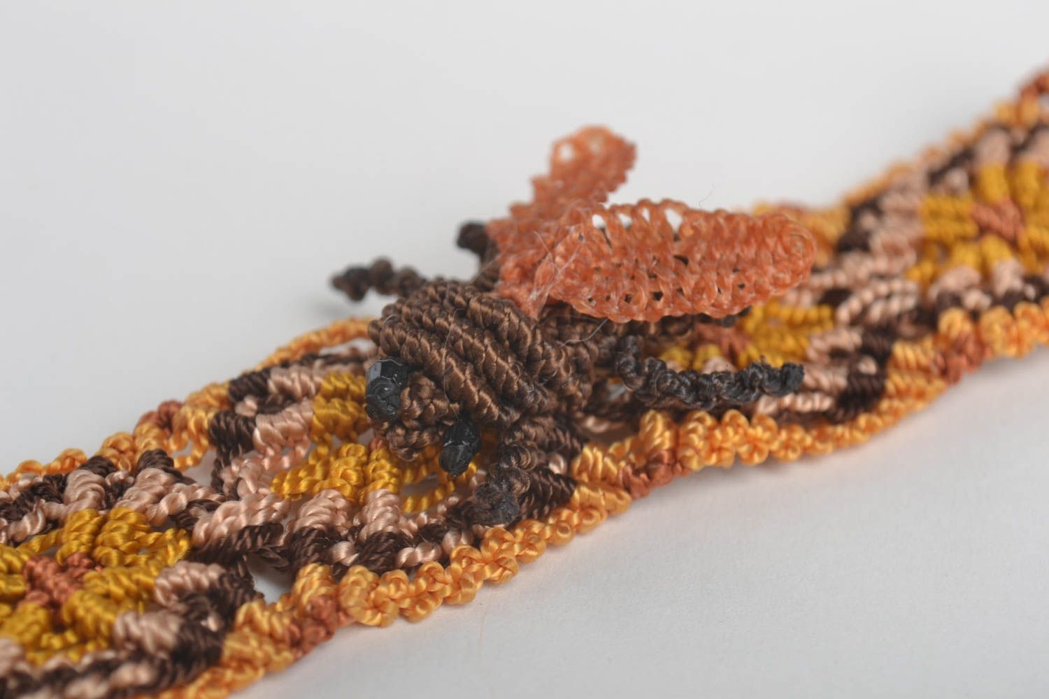 Bracelet textile Bijou fait main en fils synthétiques Broche fantaisie marron photo 2