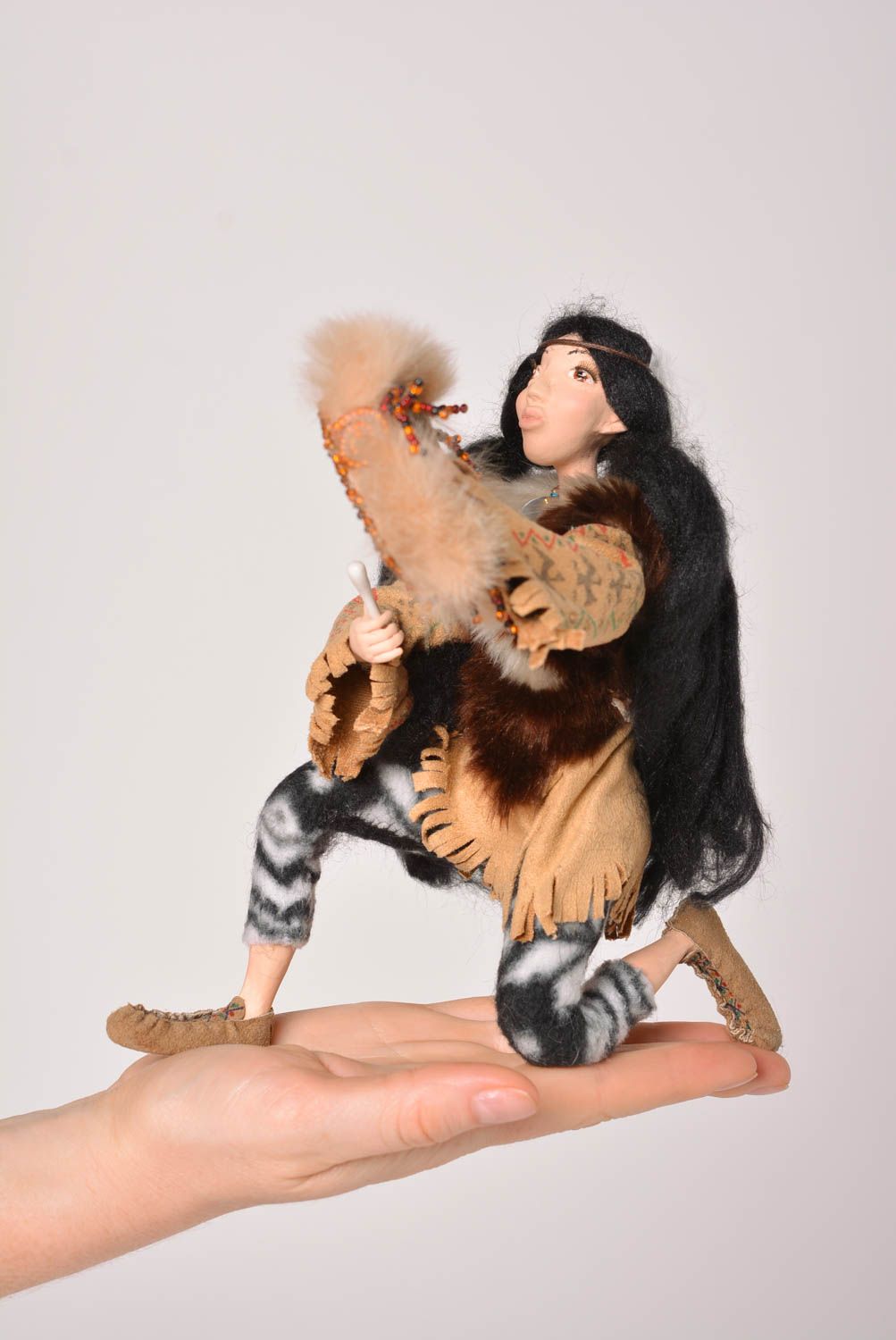 Авторская кукла игрушка ручной работы дизайнерская кукла индианка с бубном фото 4