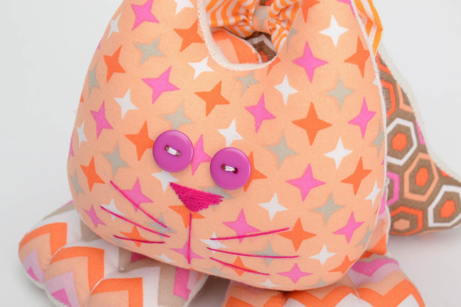 Красочная текстильная игрушка кот из хлопка ручной работы оригинальная для декора фото 3