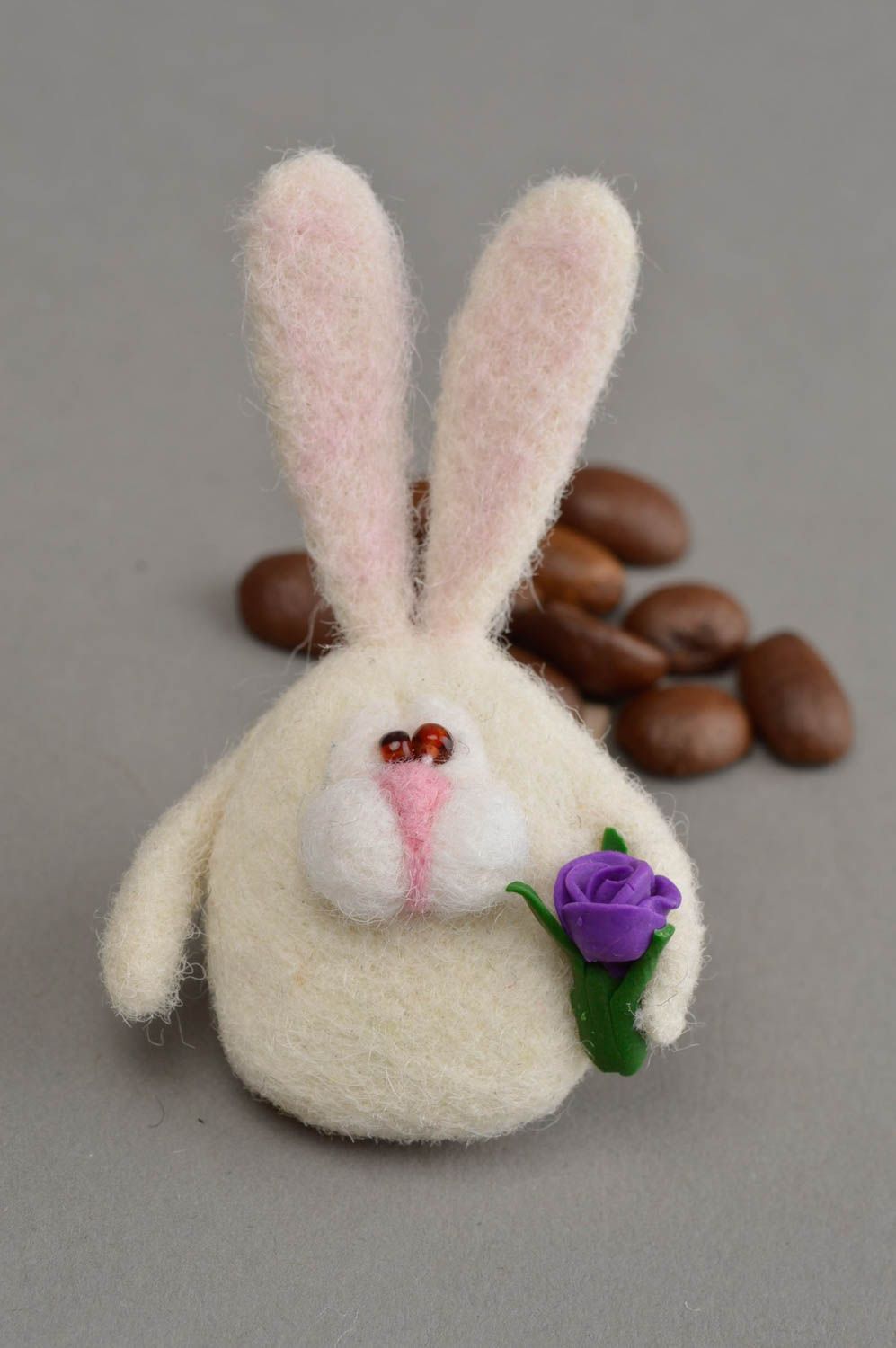 Spilla di lana fatta a mano a forma di coniglio con fiore accessorio originale foto 4