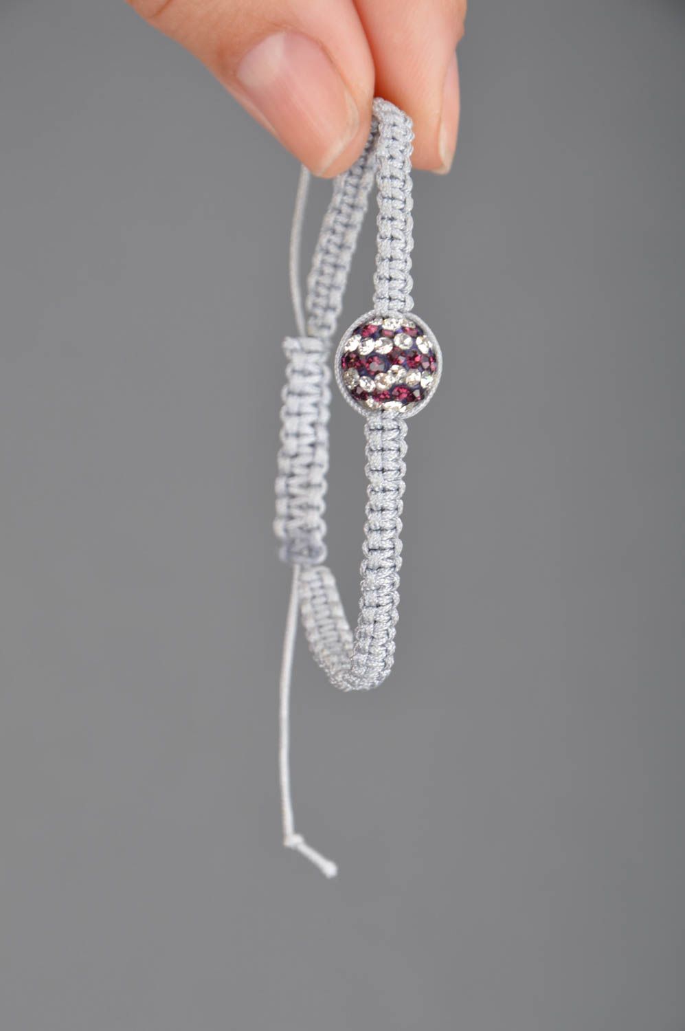 Bracelet tressé en fils fin gris avec perle fantaisie fait main stylé pour femme photo 3