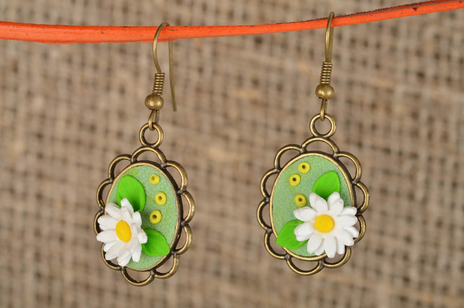 Handgemachte Blumen Ohrringe aus Polymerton Kamillen auf grünem Hintergrund  foto 1