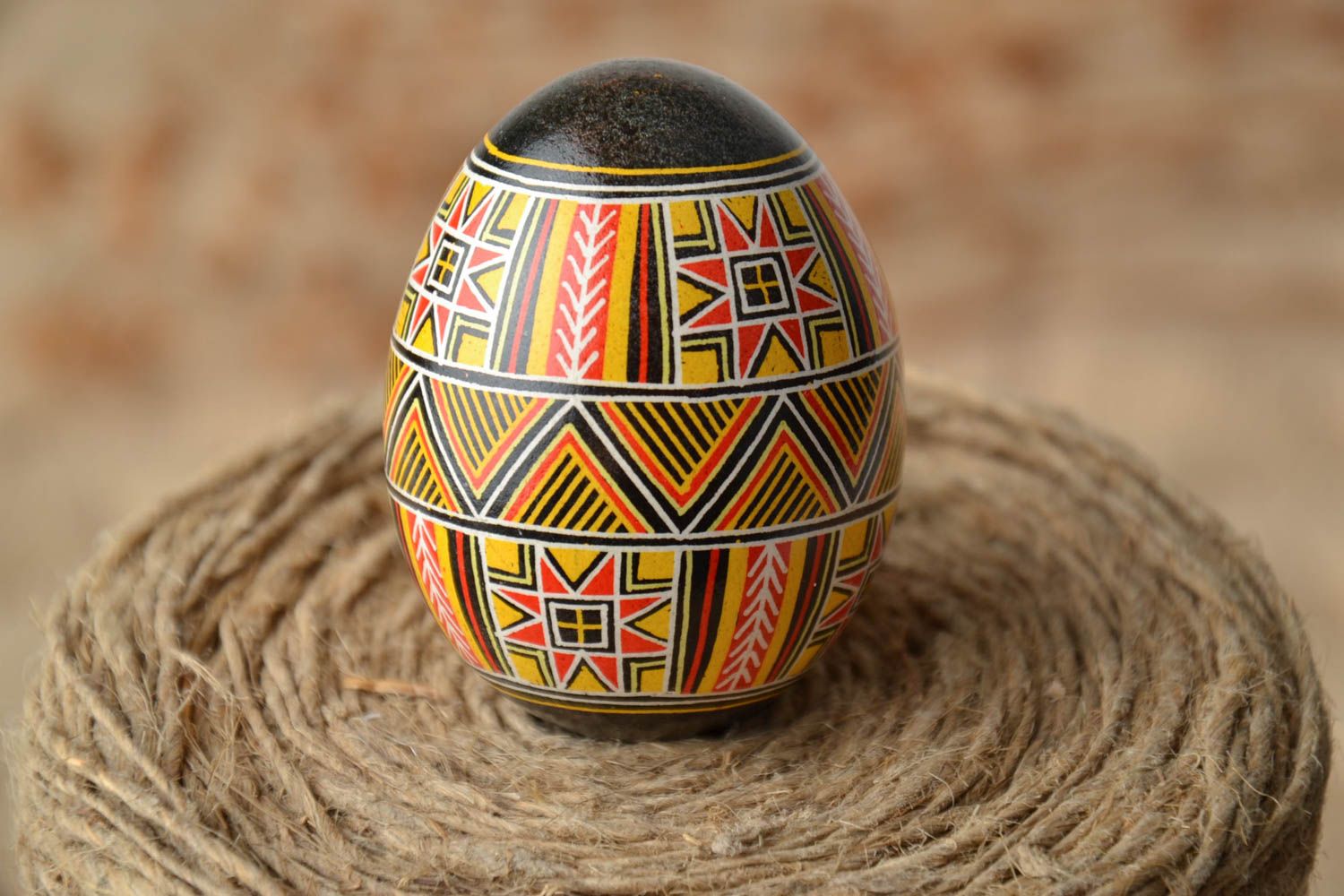 Oeuf de Pâques décoratif fait main original avec ornement traditionnel photo 1