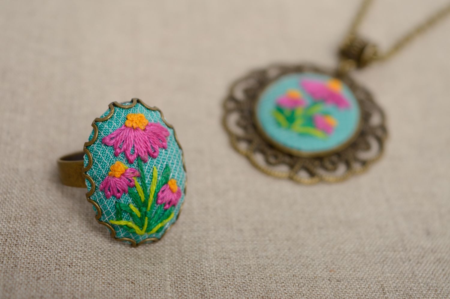 Rococo embroidered ring and pendant photo 4