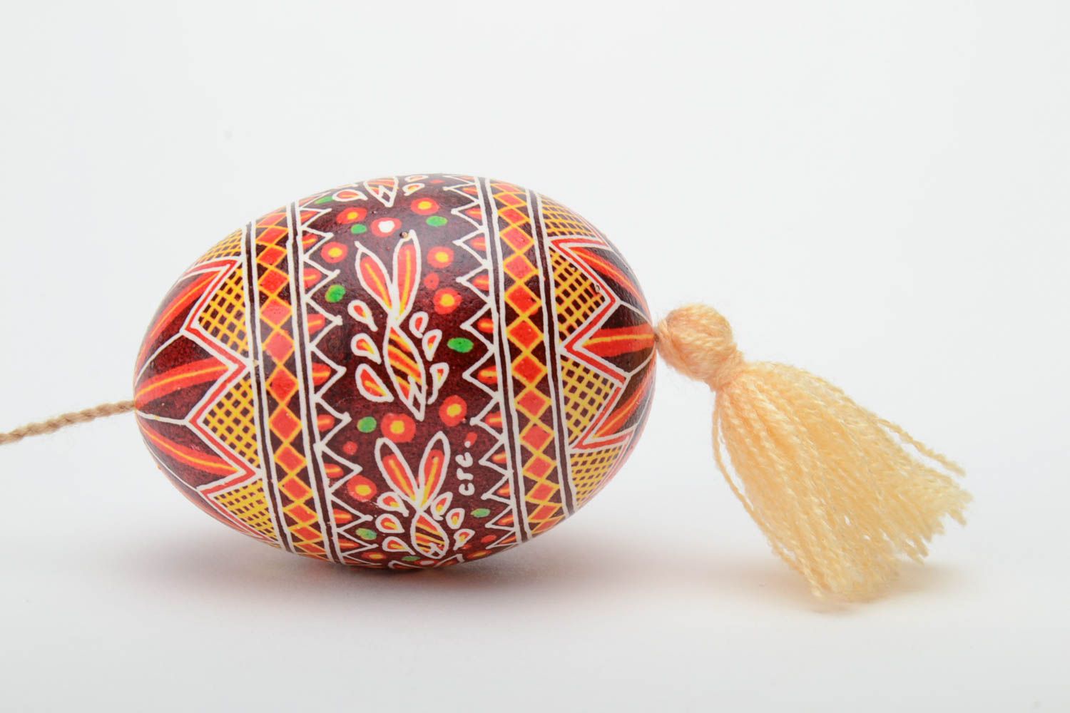 Huevo de Pascua de ganso artesanal con borla en técnica de cera vistoso foto 3