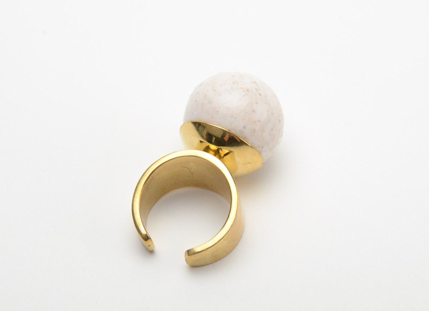 Кольцо из керамики с латунной основой под золото ручной работы белое фото 4