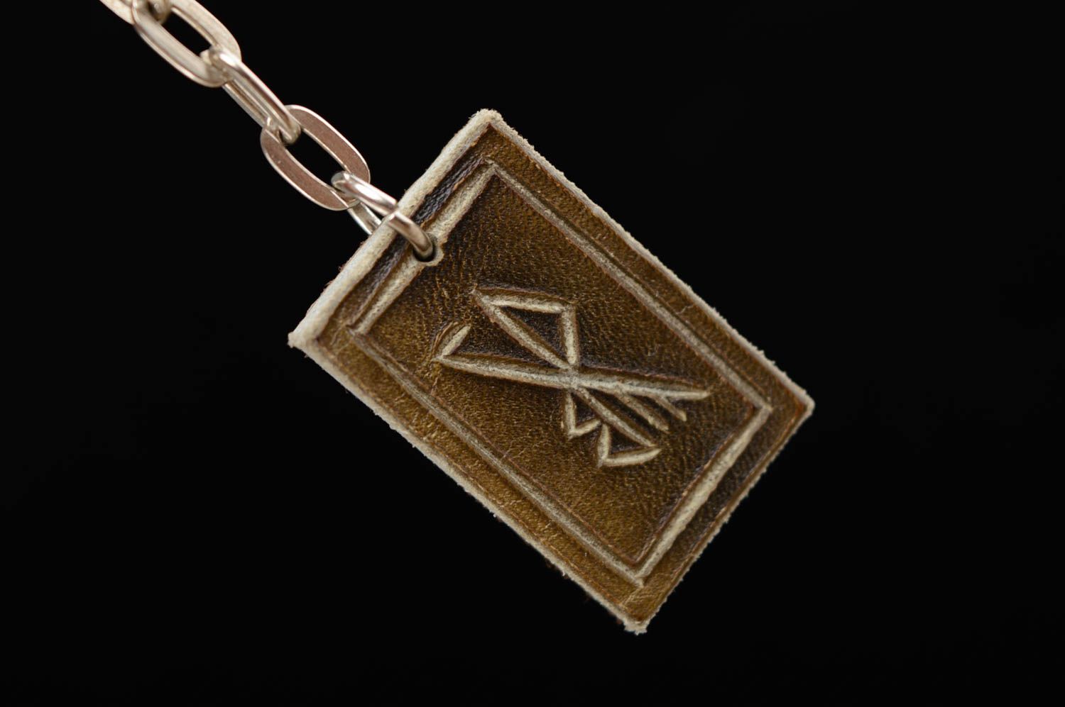 Porte-clé en cuir naturel avec runes pour charmer le coeur de femme fait main photo 4