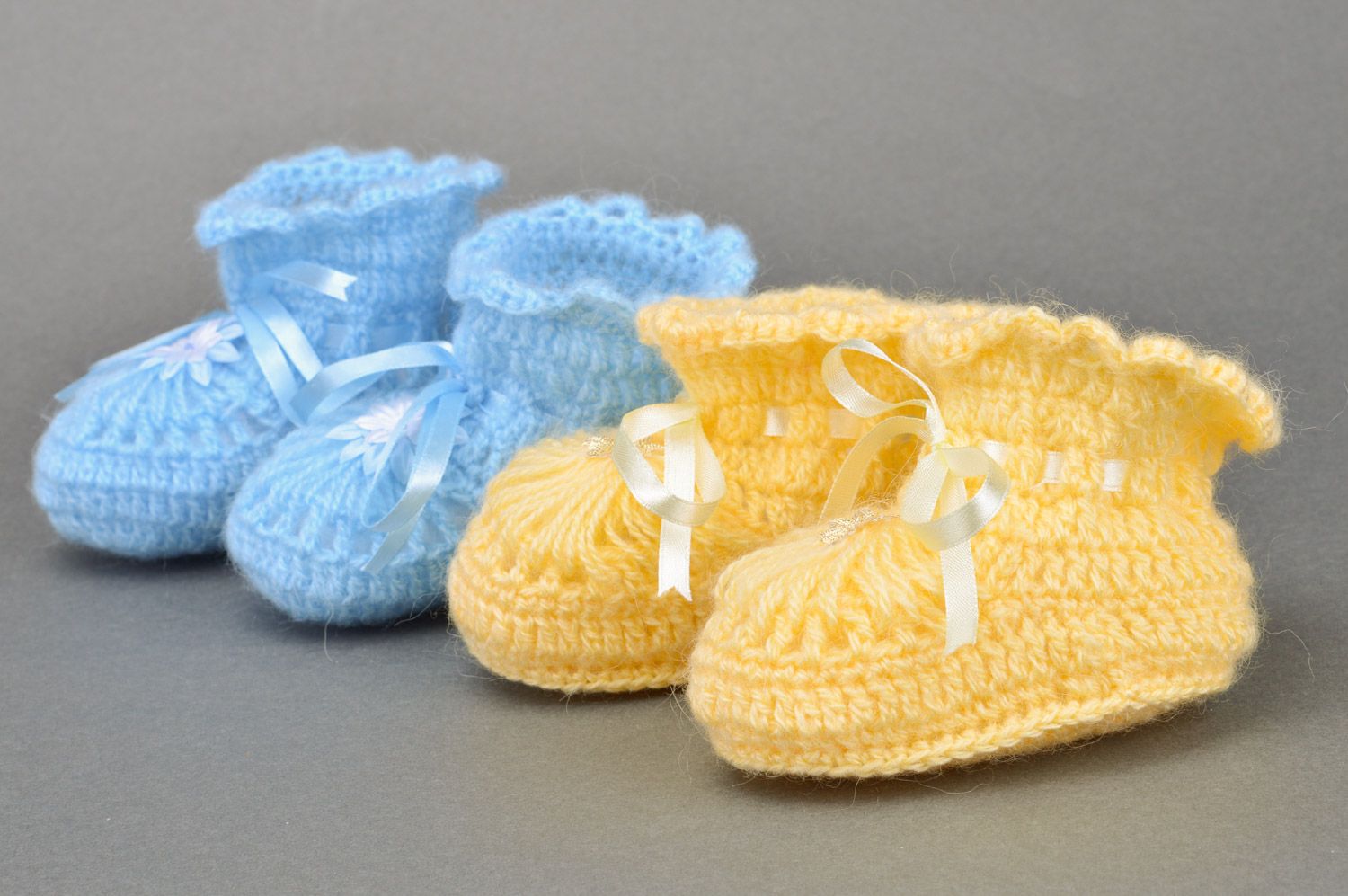 Patucos de bebé tejidos a ganchillo de acrílico 2 pares amarillos y azules calados foto 4