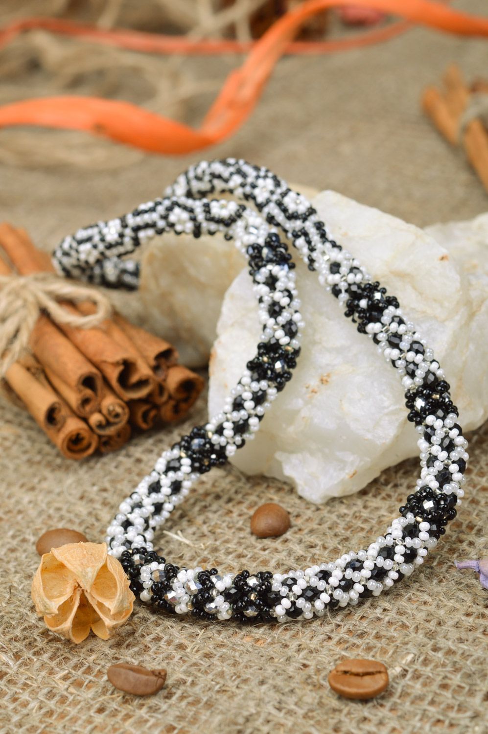 Collier spirale en perles de rocaille tressé noir blanc bijou de créateur photo 1