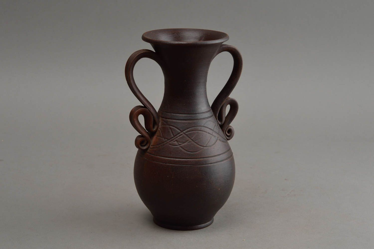 Красивая интерьерная ваза из красной глины ручной работы с широким горлом фото 7