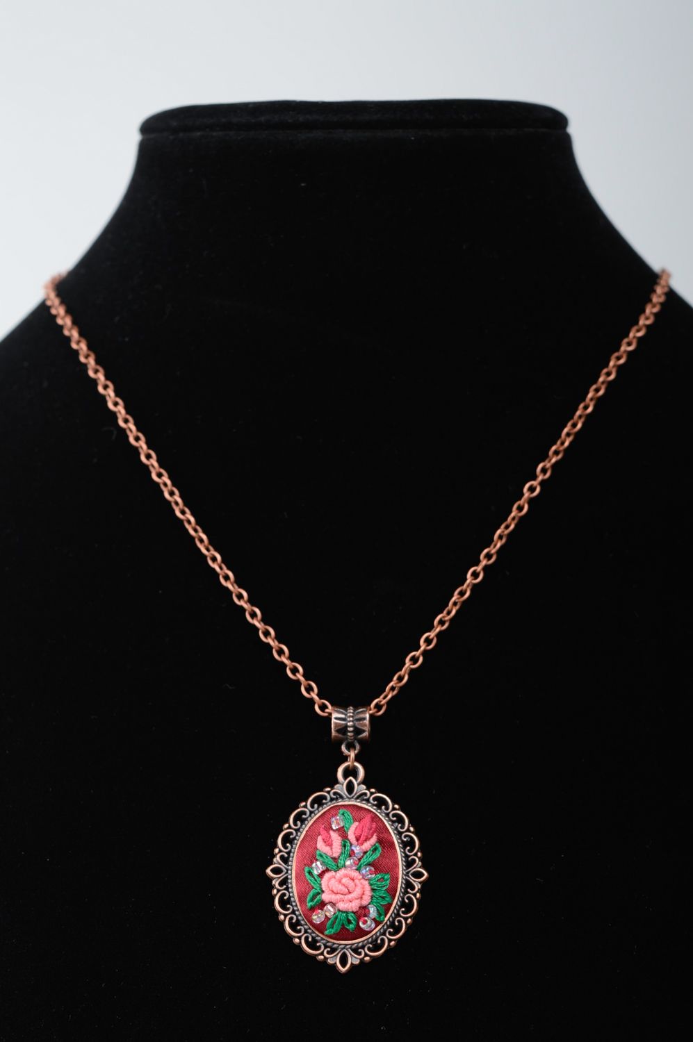 Boucles d'oreilles pendantes et pendentif avec broderie rococo de style vintage photo 3