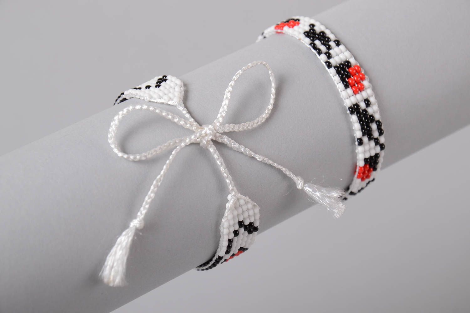 Glasperlen Armbänder Set 2 Stück in Weiß Rot Schwarz handmade Designer Schmucke foto 2
