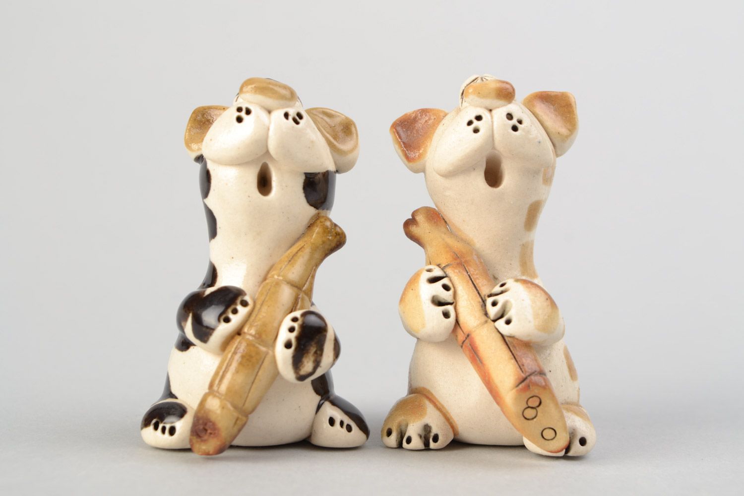 Künstler handmade Deko Figuren aus Ton mit Glasur bemalt Katzen mit Wurst 2 Stück  foto 4