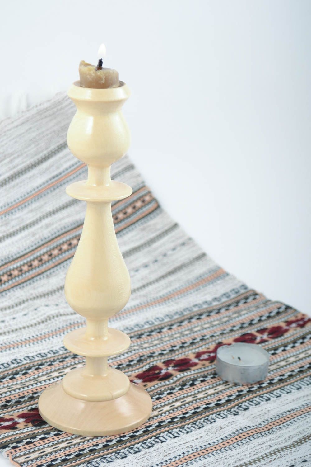 Geschnitzter lackierter weißer Kerzenhalter aus Holz für eine Kerze handmade foto 1