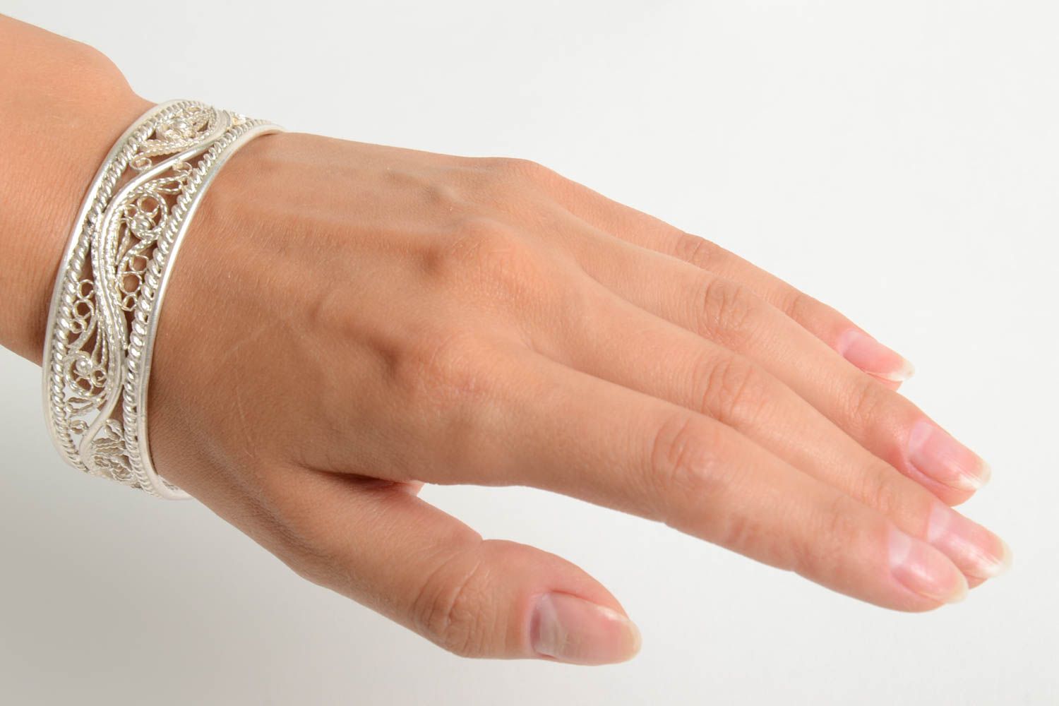 Bracelet ajouré Bijou fait main en métal argenté original Cadeau pour femme photo 2