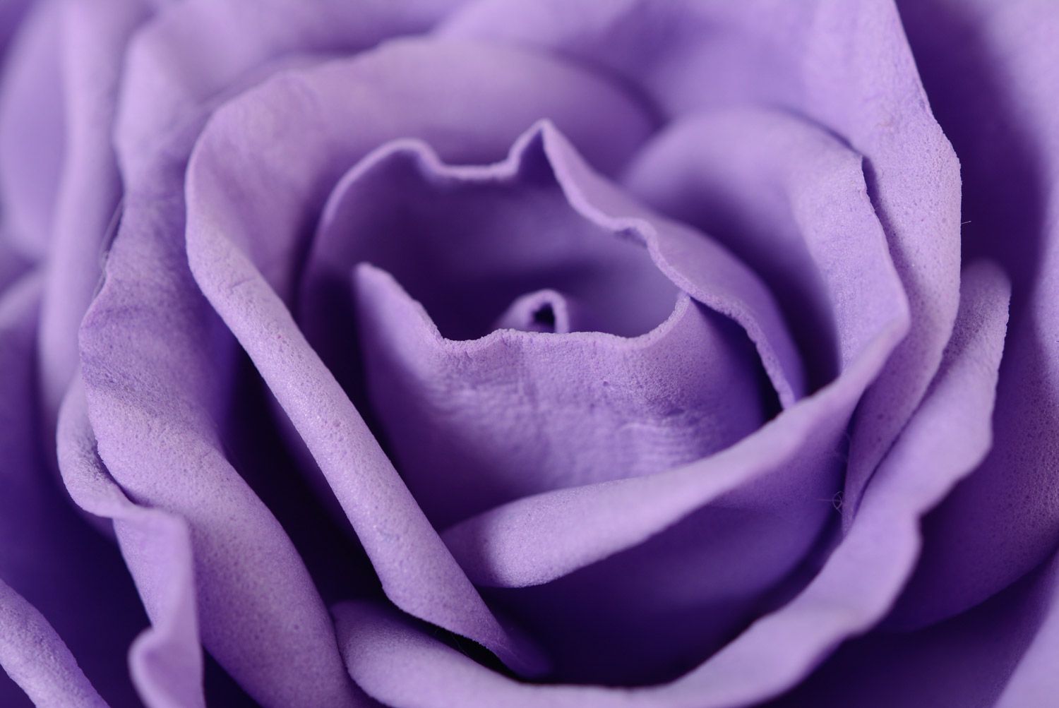 Schöne handgemachte lila modische grelle Designer Blume Haarspange aus Wildleder foto 3