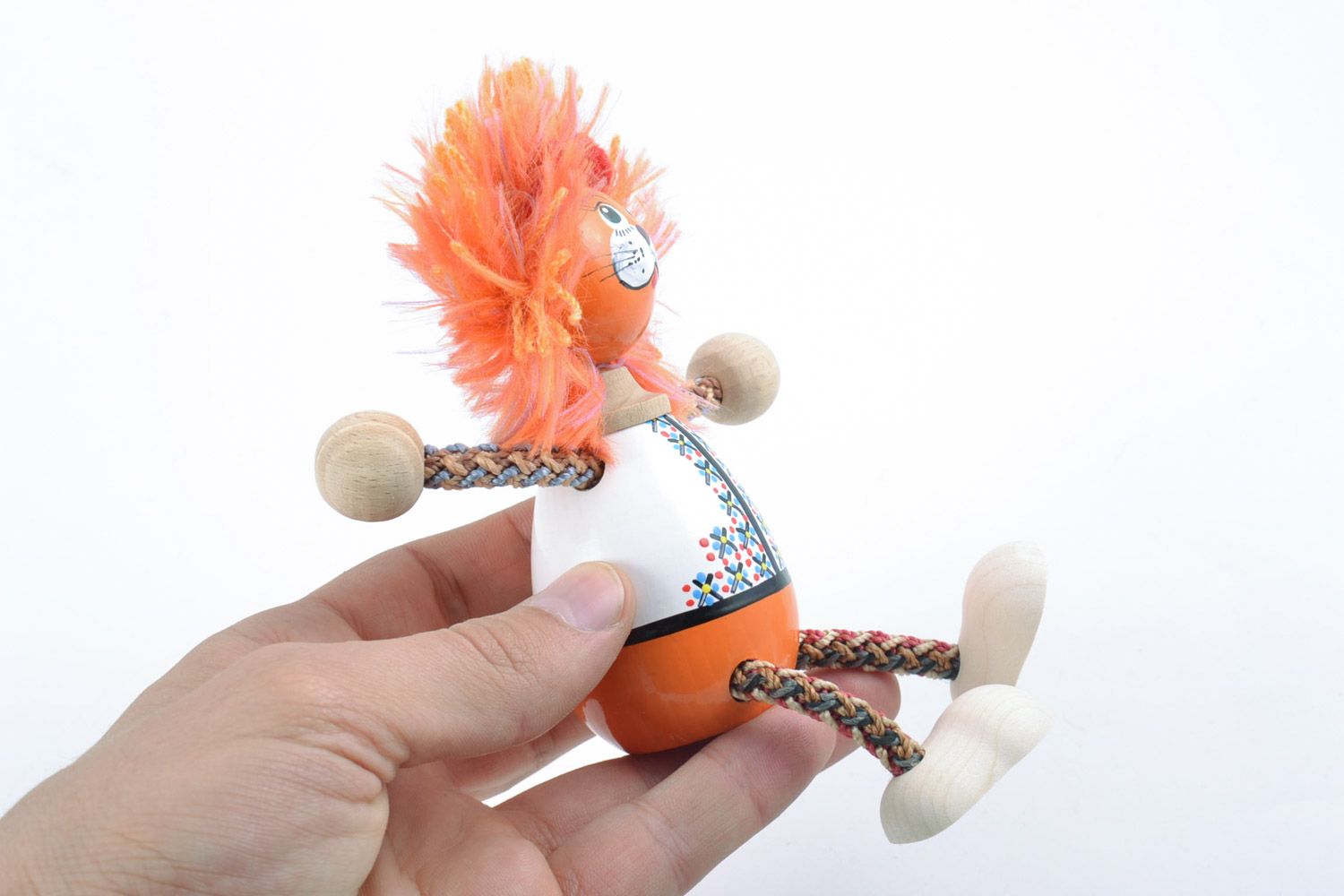 Künstlerisches interessantes grelles buntes oranges Holz Spielzeug Löwe handmade foto 5