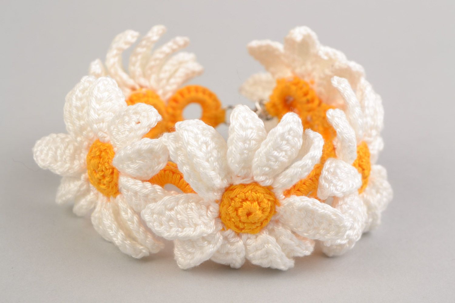 Bracelet Fleurs Marguerites tricoté de fils de coton blanc et jaune fait main photo 2