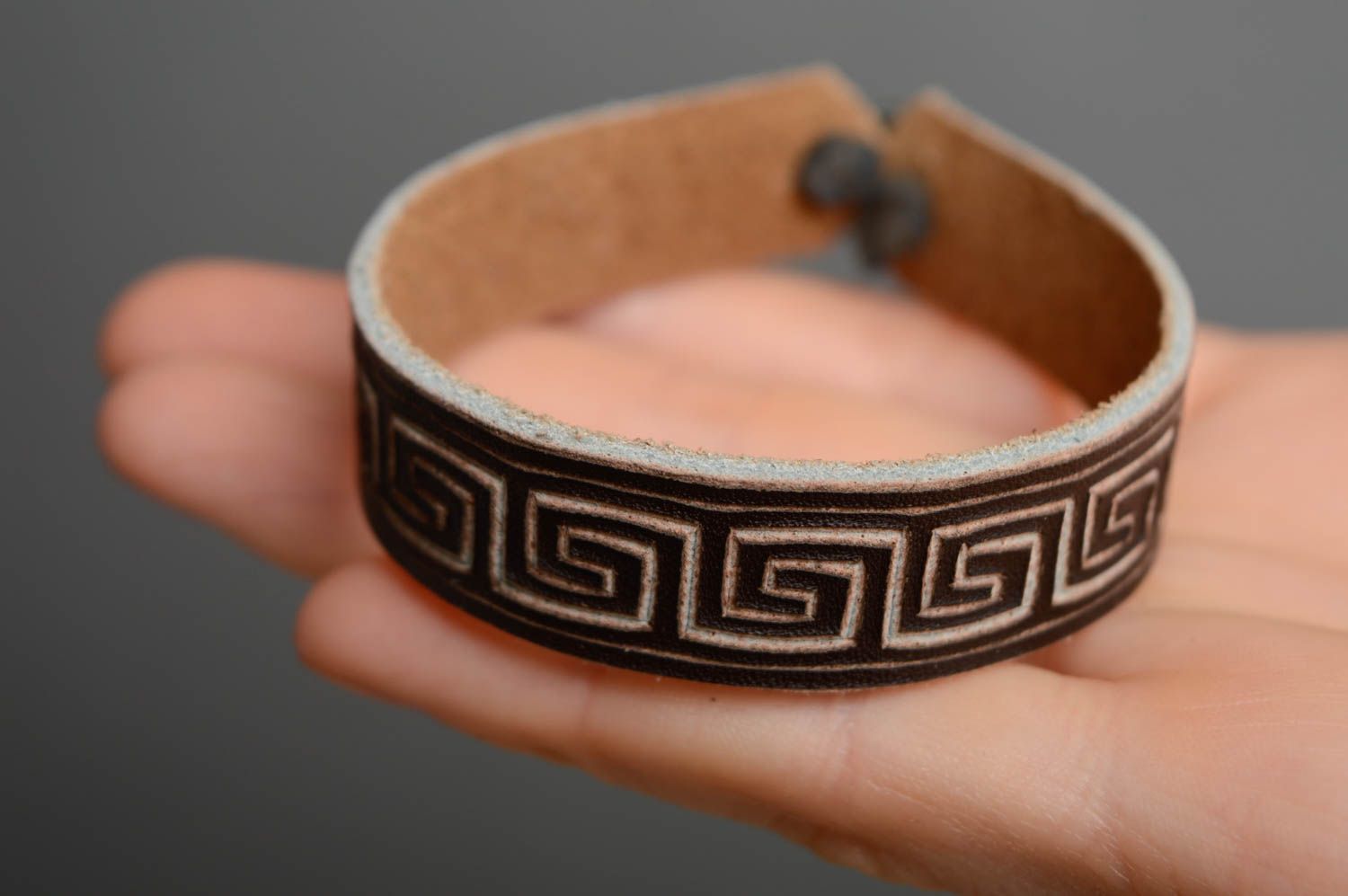 Unisex carved lather bracelet photo 4