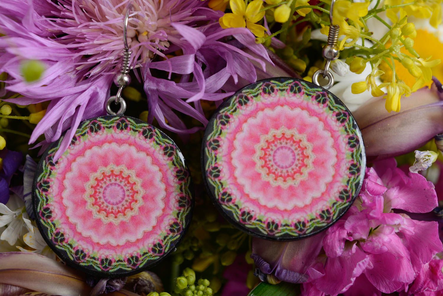 Boucles d'oreilles rondes en pâte polymère faites main roses à motif originales photo 1