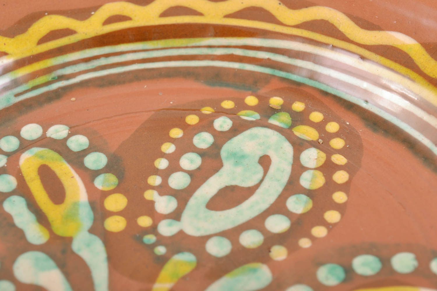 Декоративная керамическая тарелка коричневая с орнаментом ручной работы фото 3