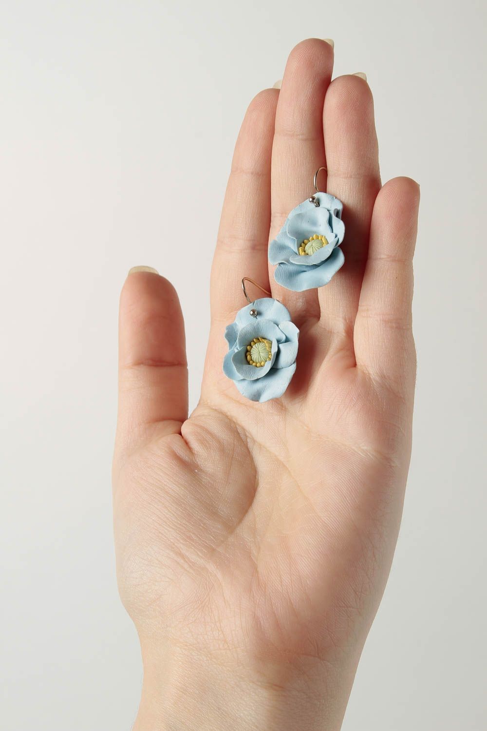Boucles d'oreilles fleur bleu pâle Bijou fait main en pâte polymère Cadeau femme photo 1
