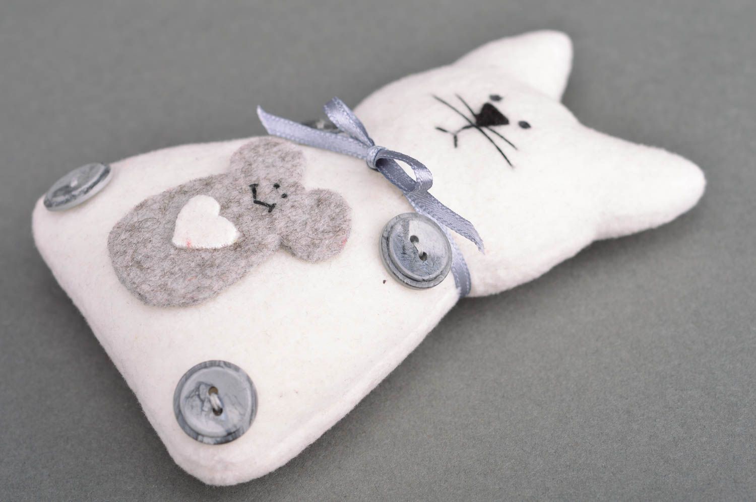 Kuscheltier Kater aus Stoff mit Maus für Kleinkinder handgeschaffen schön grell foto 2