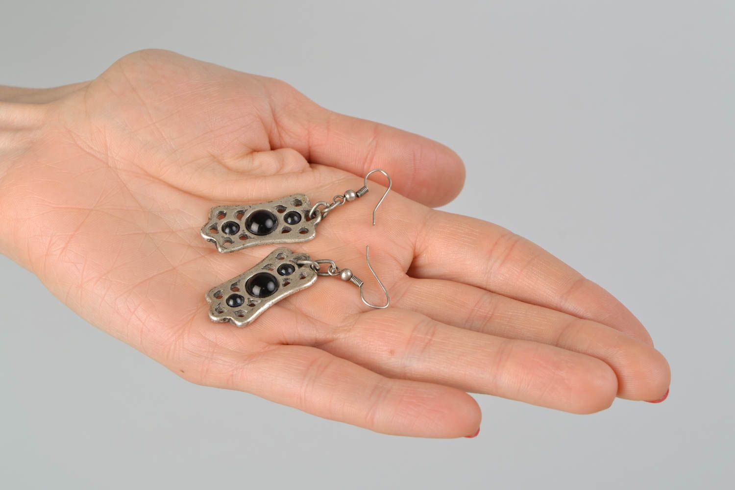 Künstler Ohrringe aus Metall mit schwarzen Glaskugeln foto 2