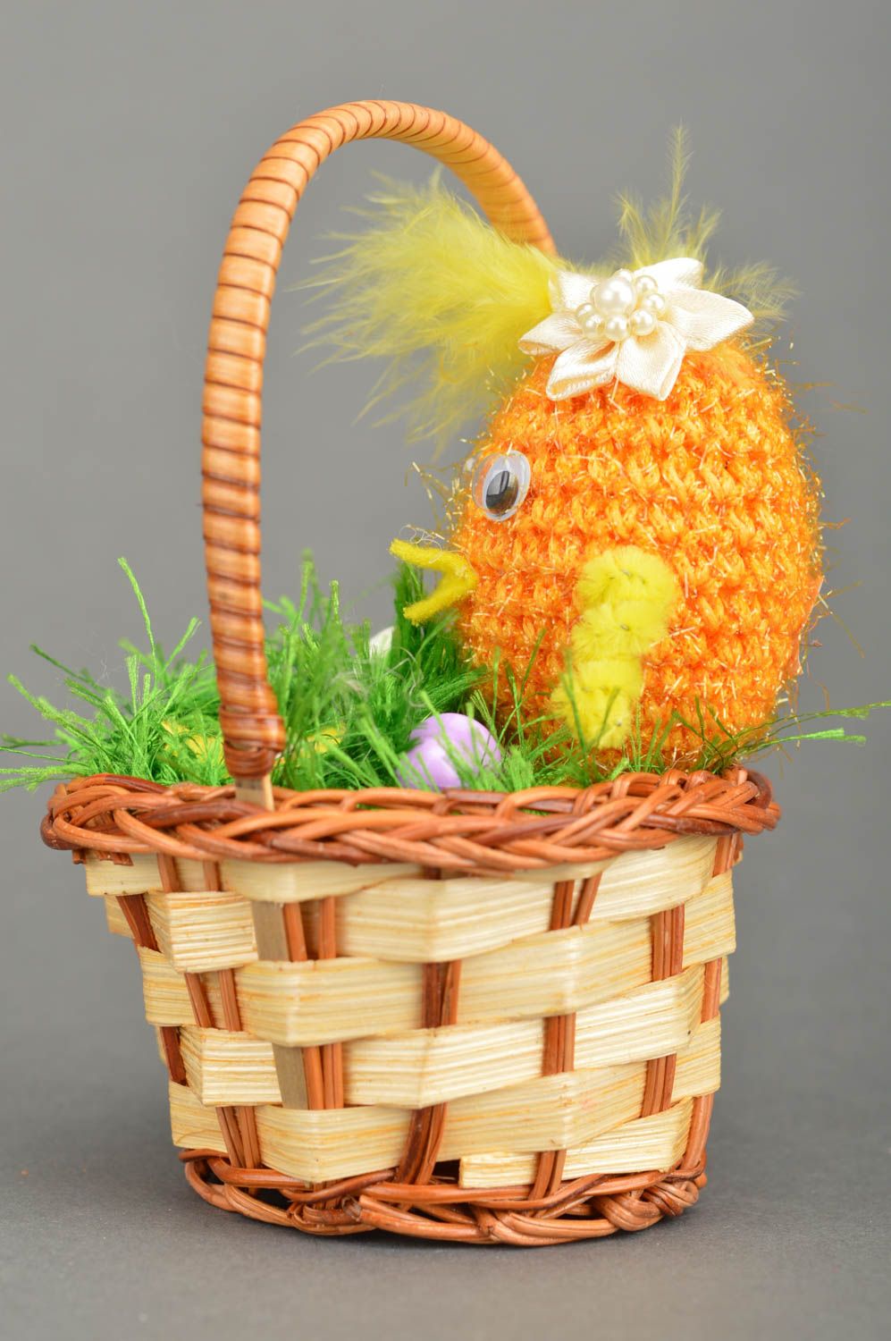 Petit jouet mou tricoté fait main dans panier Poussin décoration pour Pâques photo 5
