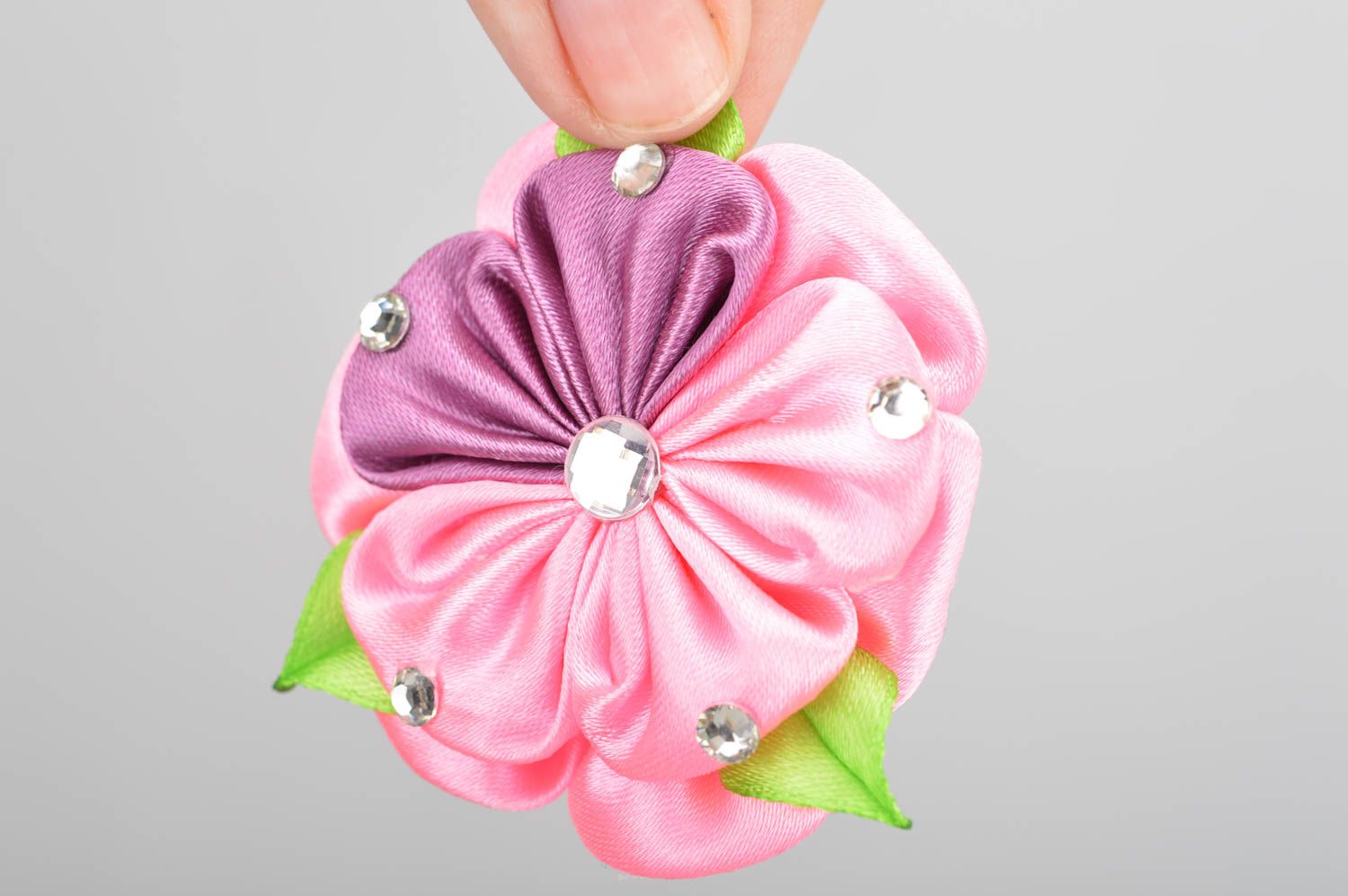 Детская резинка для волос с цветком из атласных лент в технике канзаши розовая  фото 3