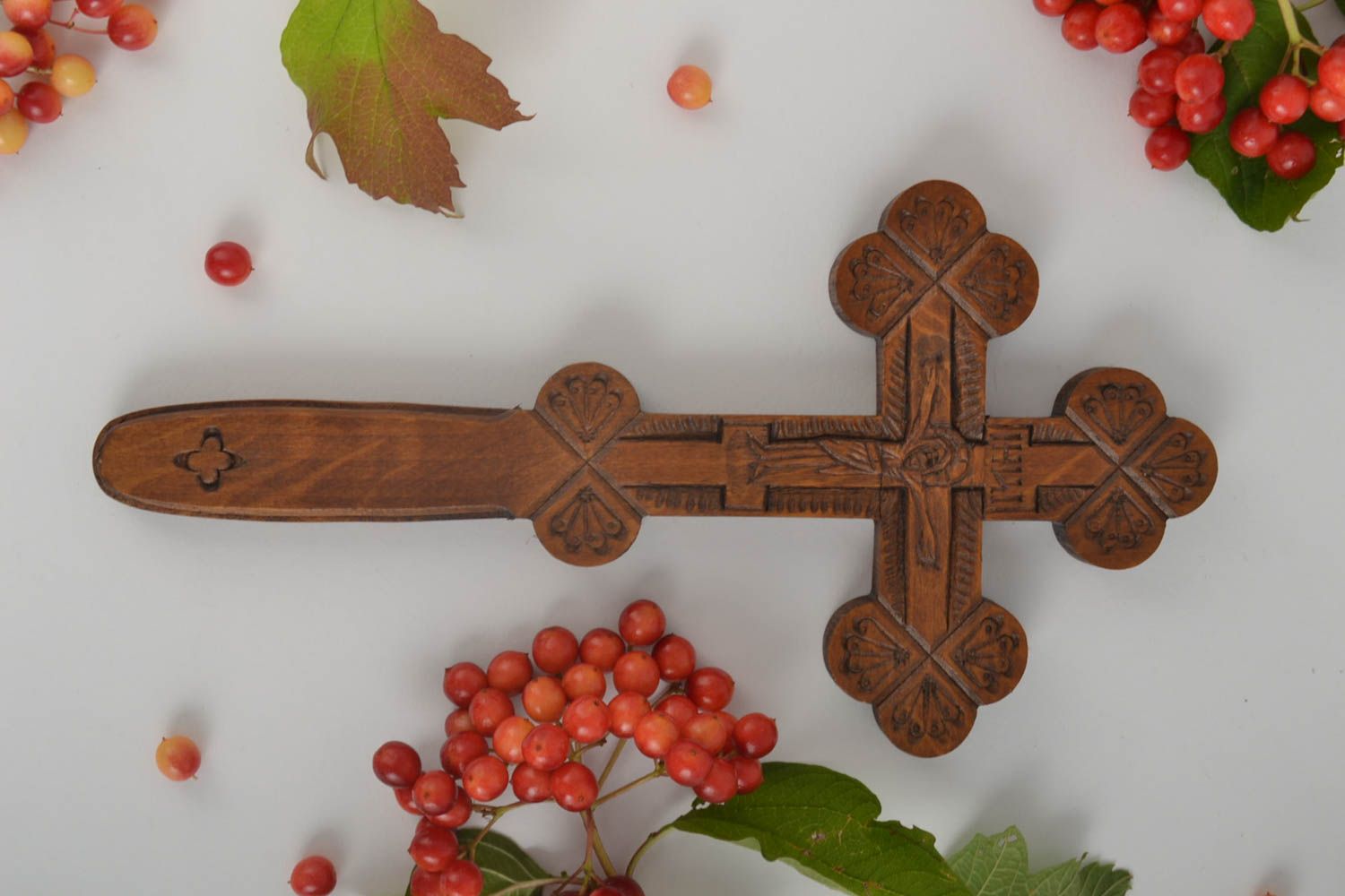 Крест ручной работы крест с распятием резной крест из дерева украшение на стену фото 1