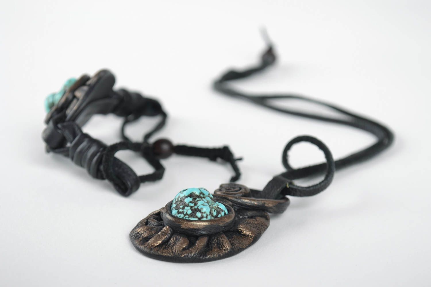 Bijoux en cuir et turquoise Pendentif fait main Bracelet large Accessoires noirs photo 4