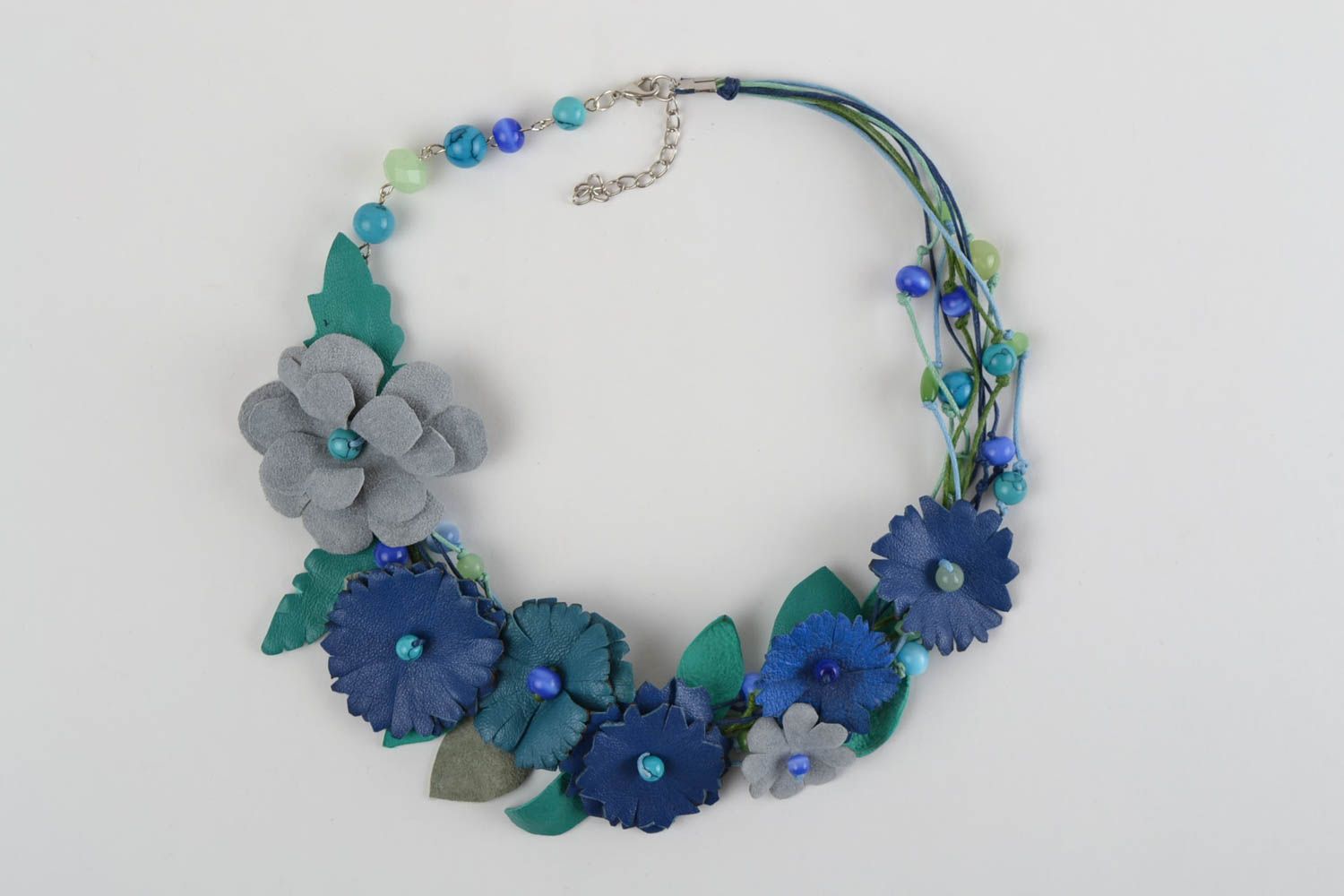 Collar de cuero y gamuza artesanal con forma de flores azules y azules claros foto 3