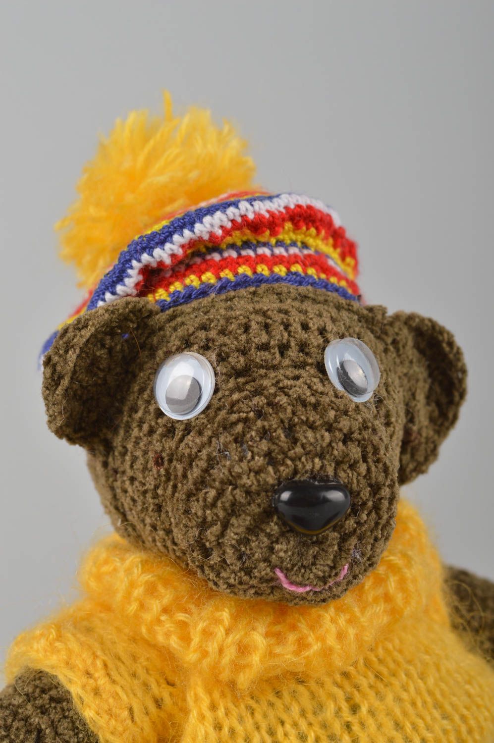 Jouet tricoté Peluche faite main ourson brun en jaune Cadeau enfant et décor photo 5