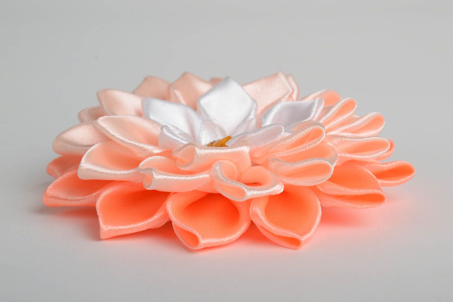 Fleur décorative kanzashi pour bijou faite main en ruban de satin couleur pêche photo 2