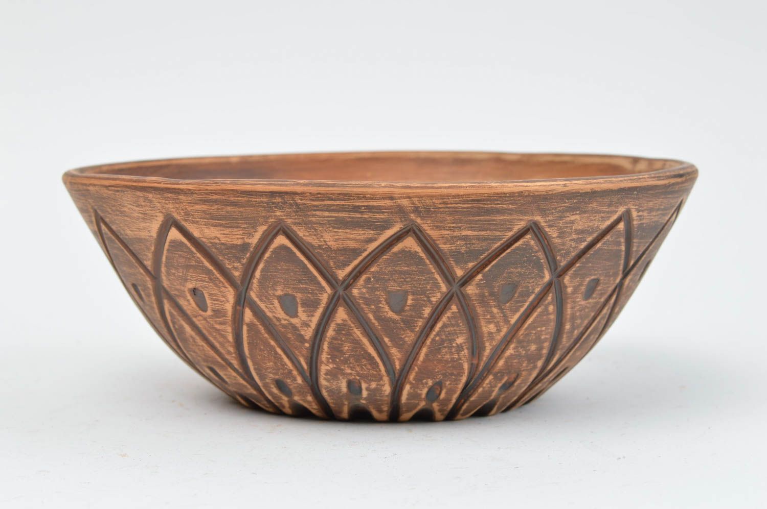 Большая глубокая керамическая тарелка ручной работы из глины для салатов фото 2
