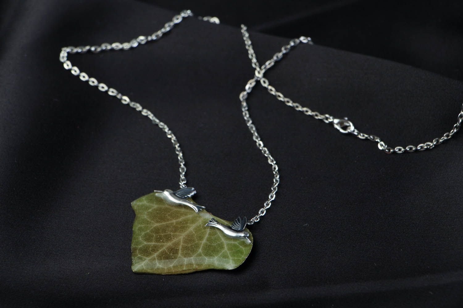 Pendant with Ivy Leaf in Epoxy Resin photo 2