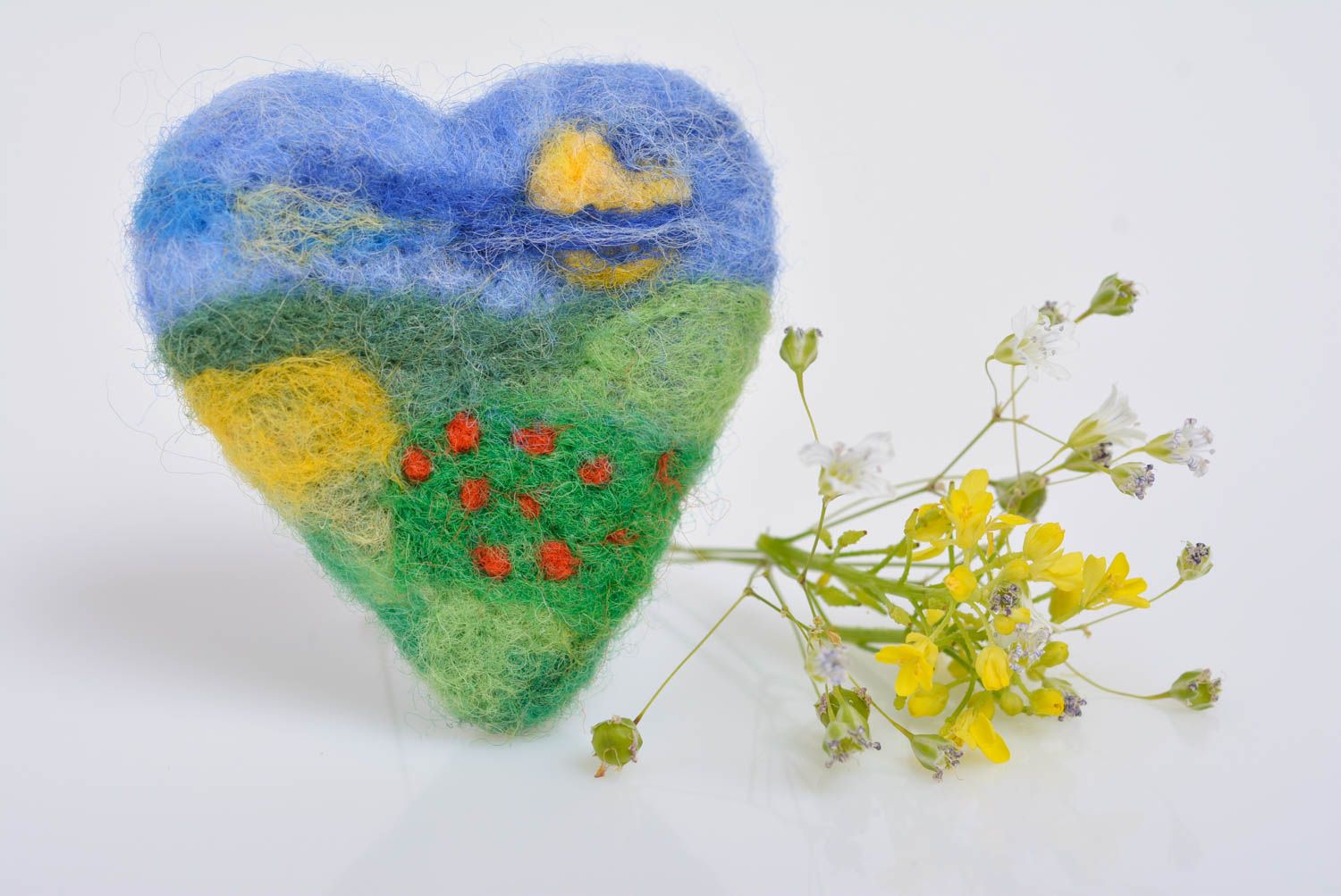 Small colorful handmade designer heart shaped felted wool brooch photo 1