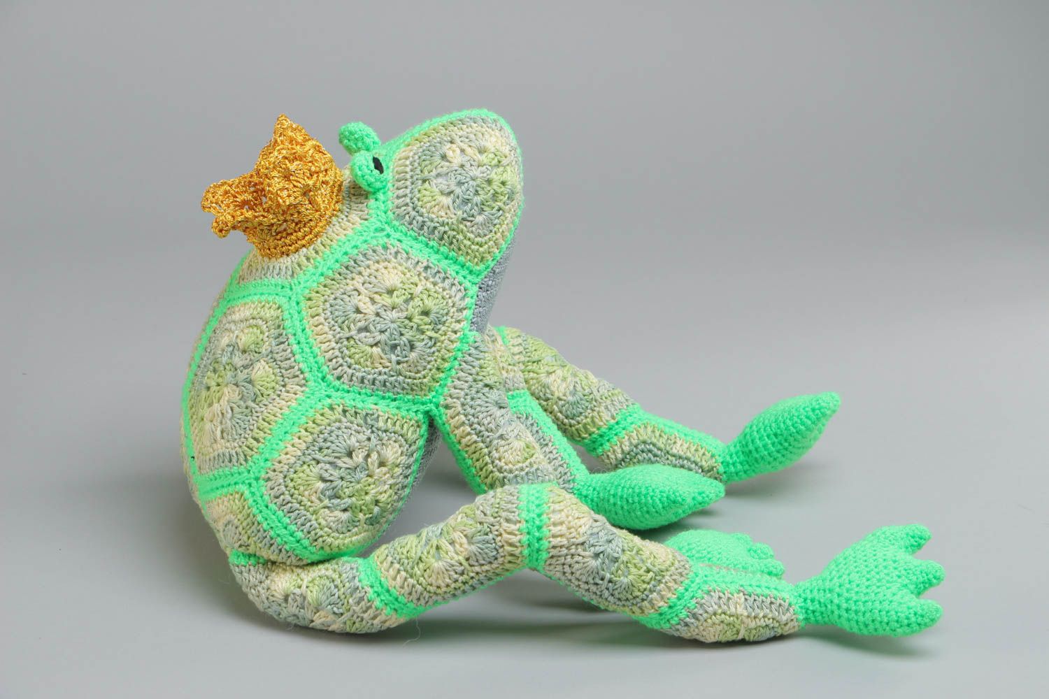 Homemade crochet soft toy frog for children and home decor photo 2