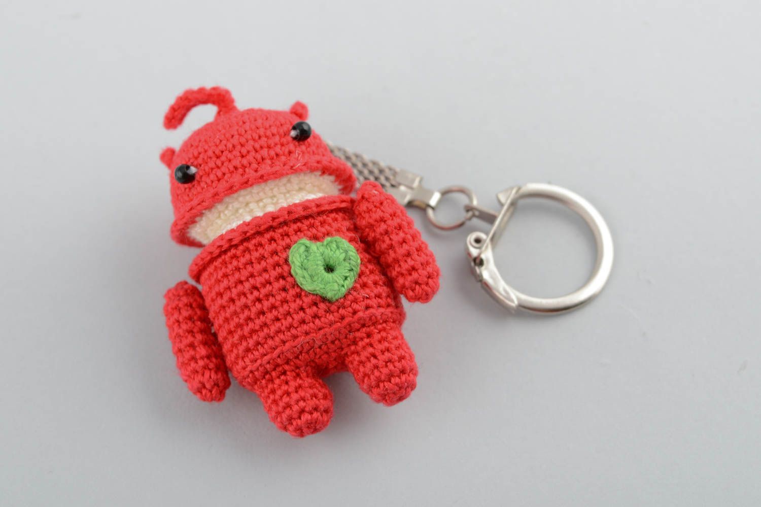 Handgemachter gehäkelter Schlüsselanhänger aus Stoff Amigurumi Android in Rot foto 5