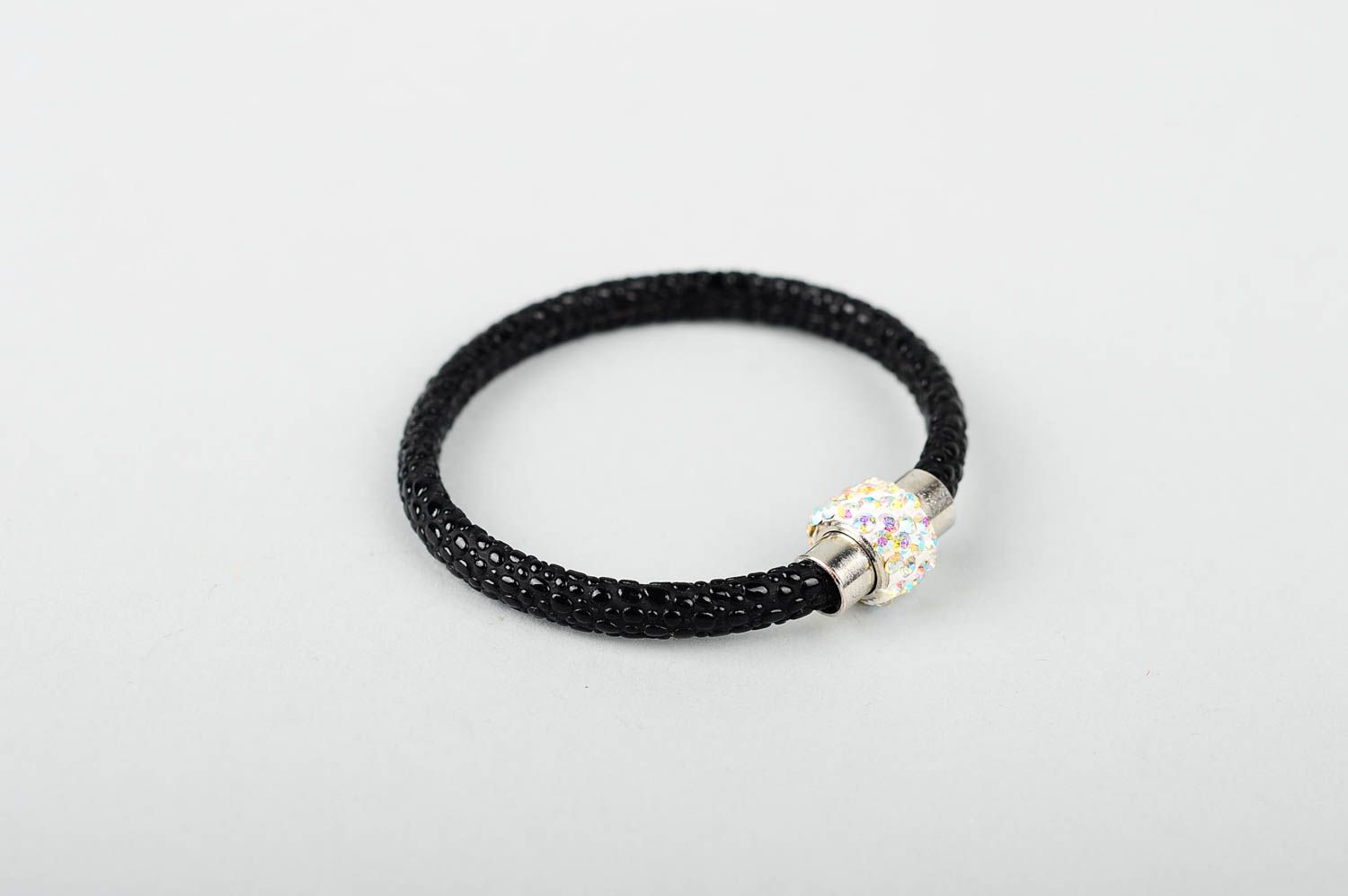 Bracelet cuir artificiel Bijou fait main de couleur noire Accessoire design photo 3