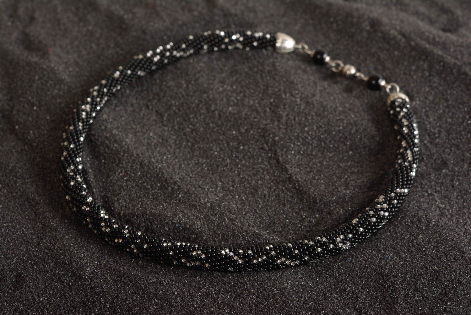 Collier spirale Bijou fait main noir élégant en perles de rocaille Cadeau femme photo 1