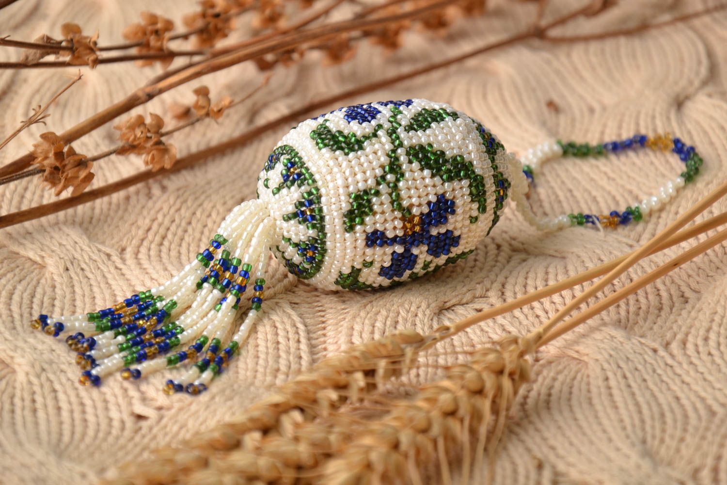 Œuf de Pâques décoratif en perles de rocaille photo 1