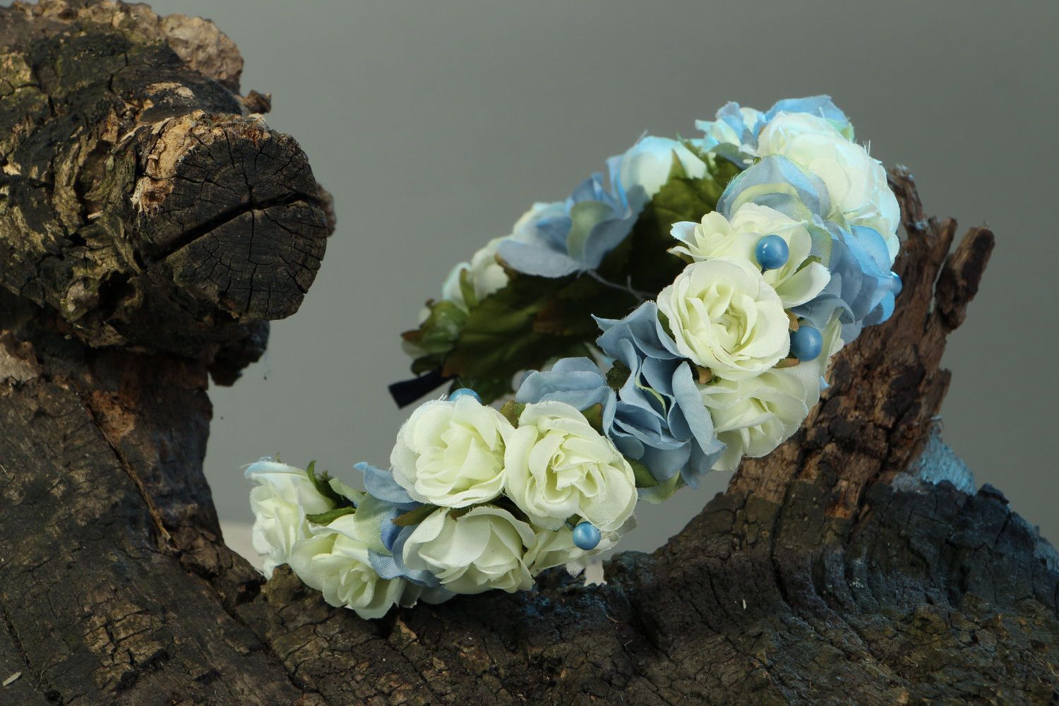 Grinalda para cabelo com flores azuis e brancas foto 2