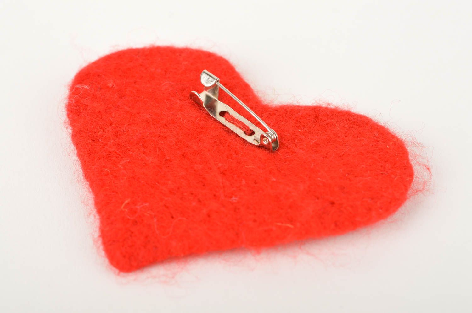 Broche coeur rouge Bijou fait main en laine feutrée Cadeau femme original photo 5