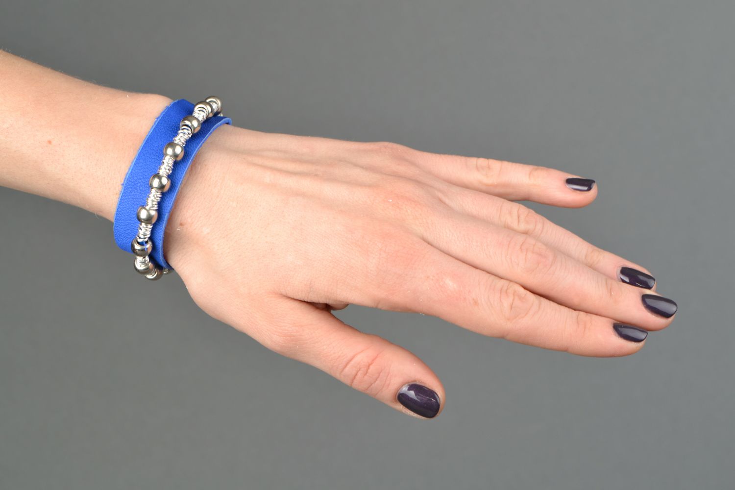 Bracelet en cuir naturel bleu avec chaînette  photo 2