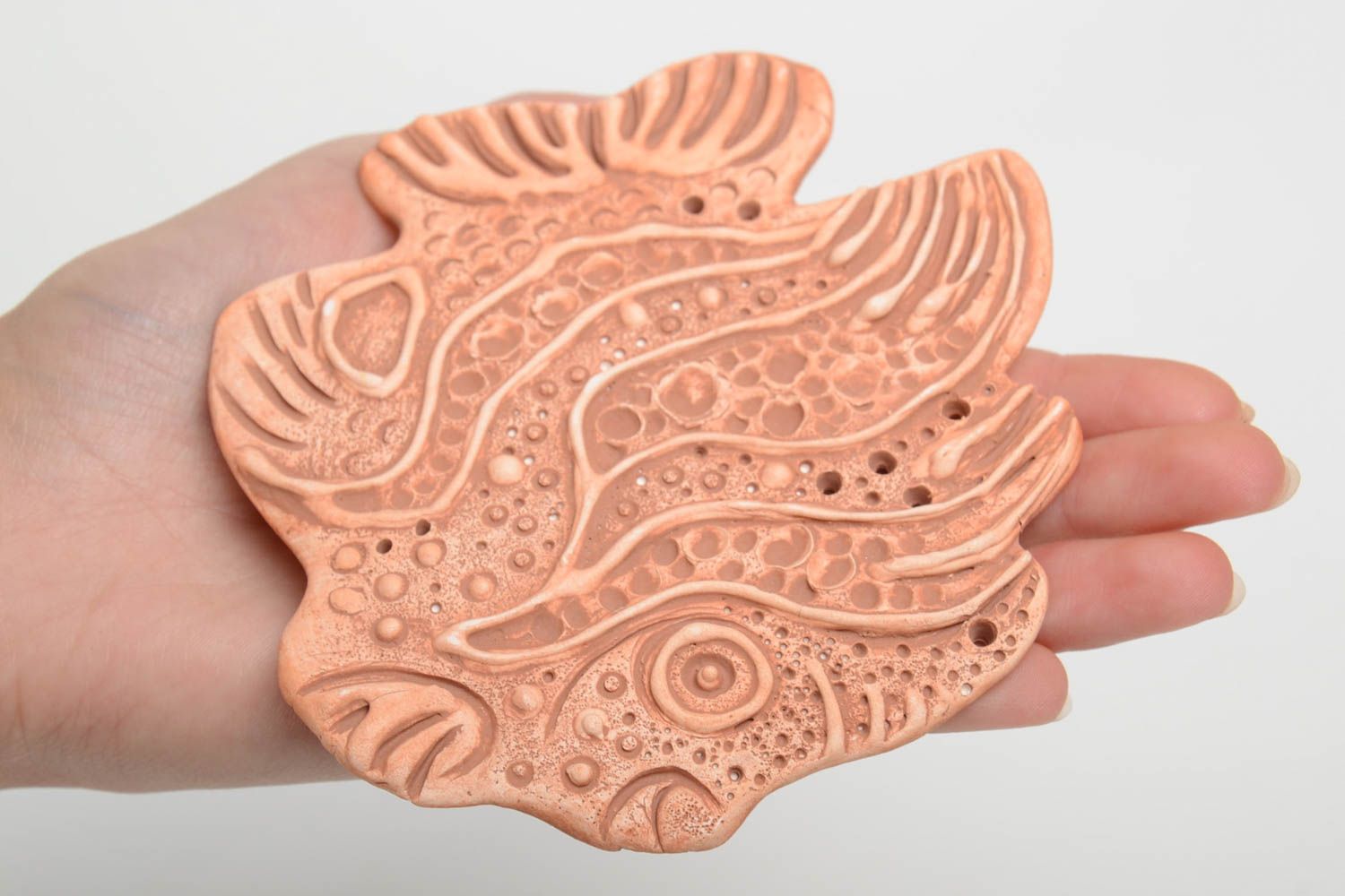 Décoration à colorier réalisée en argile faite main en forme de poisson photo 5